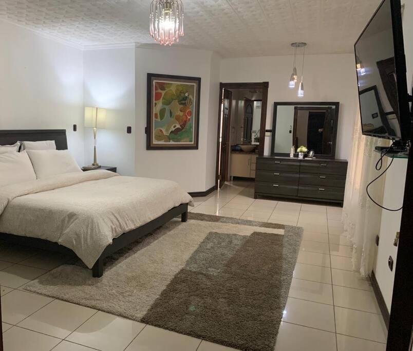 Luxury House near to Juan Sant. Airport, Alajuela.