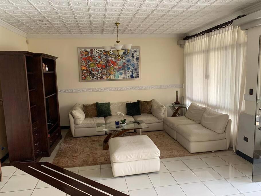 Luxury House near to Juan Sant. Airport, Alajuela.