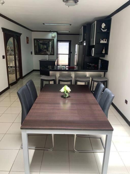 Luxury House near to Juan Sant. Airport, Alajuela.
