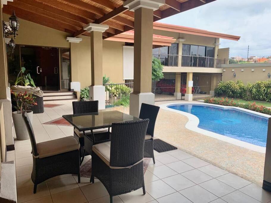 Luxury House near to Juan Sant. Airport, Alajuela.