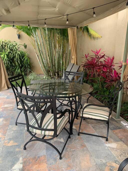Luxury House near to Juan Sant. Airport, Alajuela.