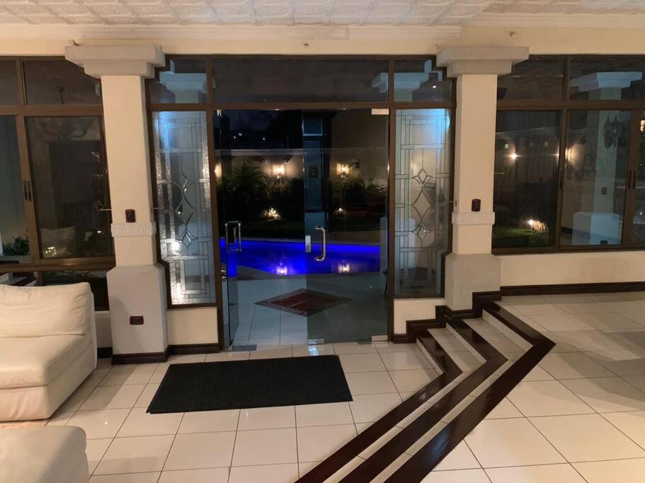 Luxury House near to Juan Sant. Airport, Alajuela.