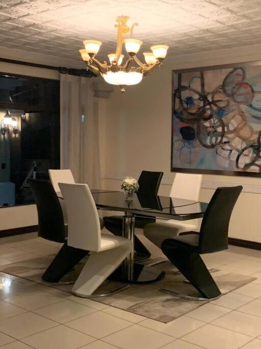 Luxury House near to Juan Sant. Airport, Alajuela.