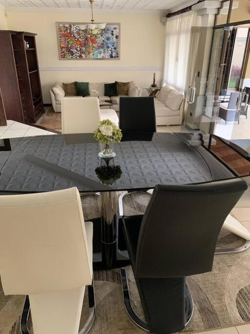 Luxury House near to Juan Sant. Airport, Alajuela.