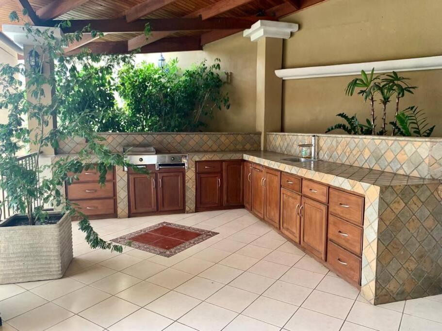 Luxury House near to Juan Sant. Airport, Alajuela.