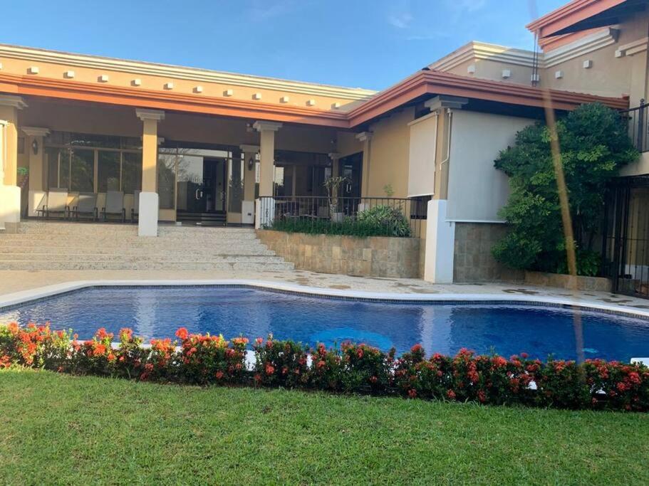 Luxury House near to Juan Sant. Airport, Alajuela.
