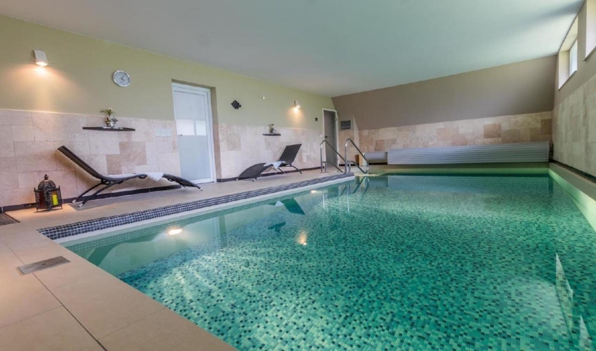 Luxuriöse klimaneutrale Strandvilla mit Indoorpool
