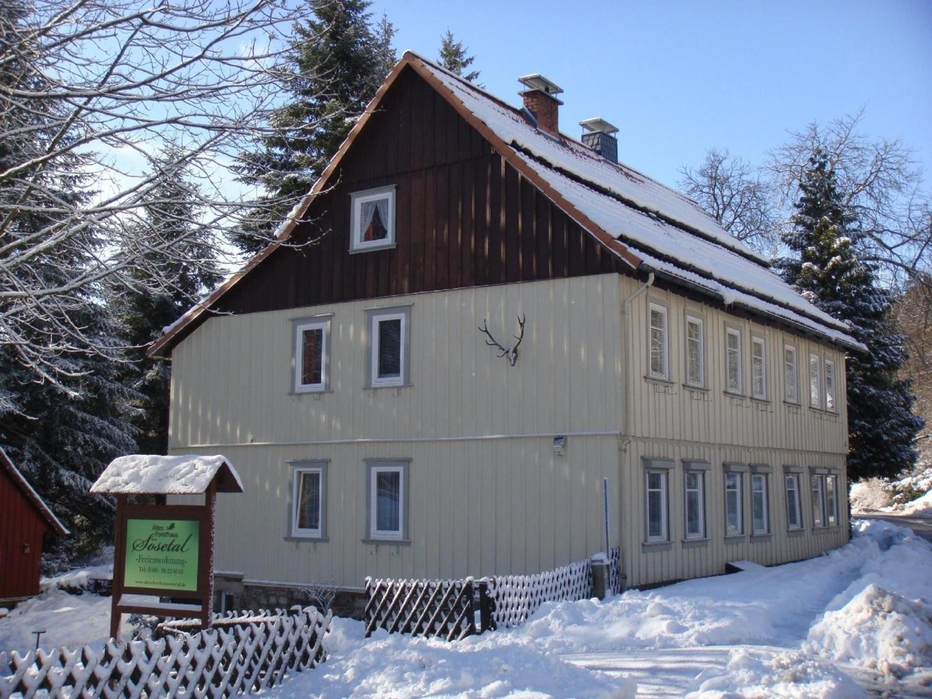 Ferienwohnung mit Terrasse und Parkplatz in Zweifamilienhaus