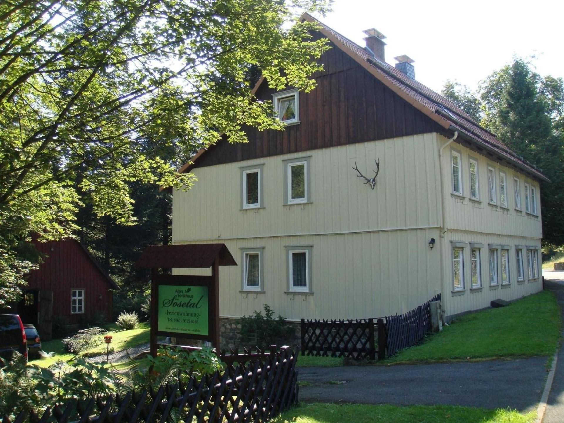 Ferienwohnung mit Terrasse und Parkplatz in Zweifamilienhaus
