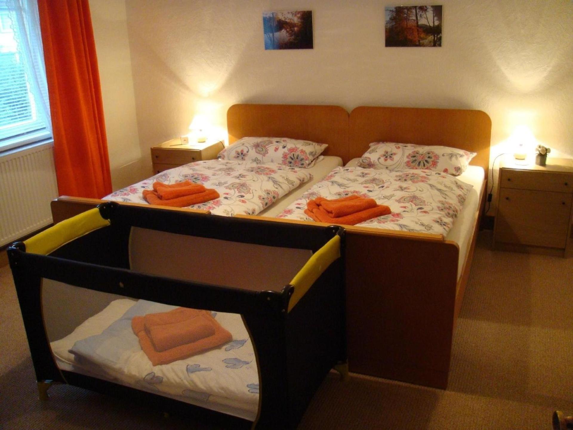 Ferienwohnung mit Terrasse und Parkplatz in Zweifamilienhaus