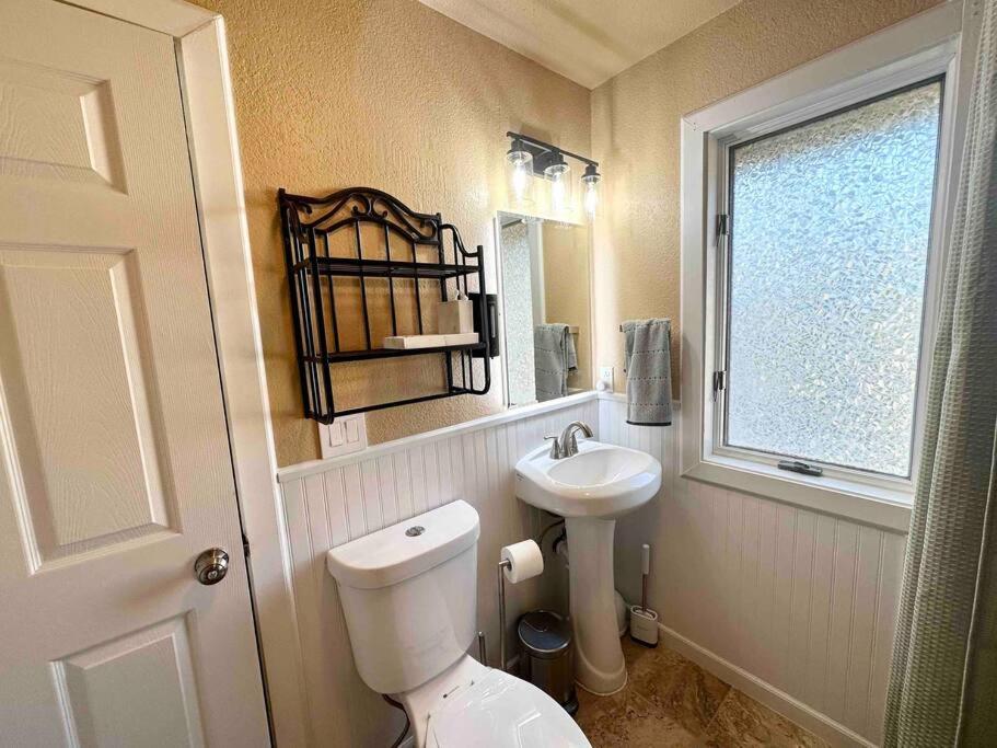Cozy Cabin in the City of Winnemucca plus GYM view 5