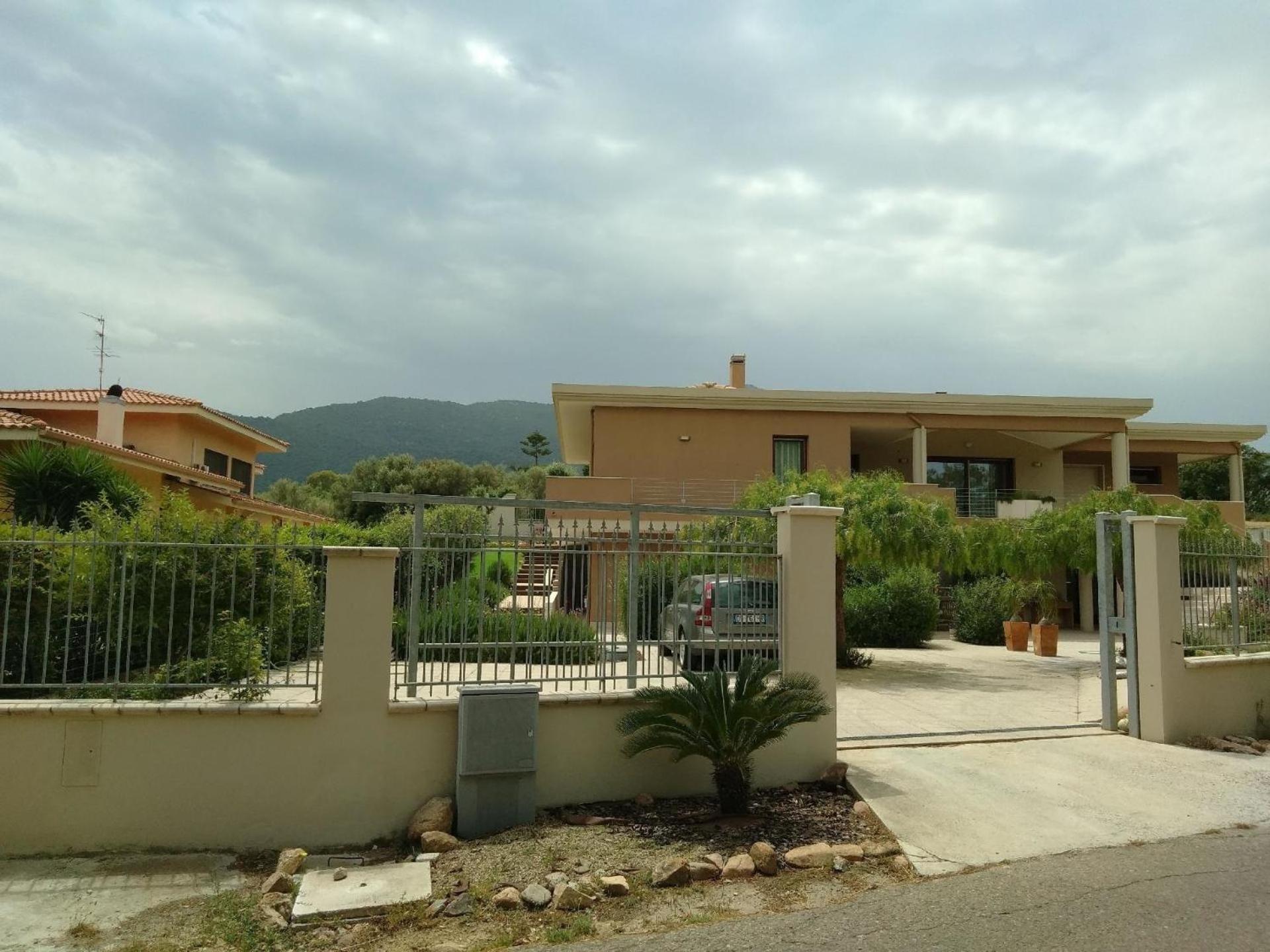 UNABHÄNGIGE UNTERKUNFT IN VILLA mit Garten und eingezäuntem Parkplatz view 2