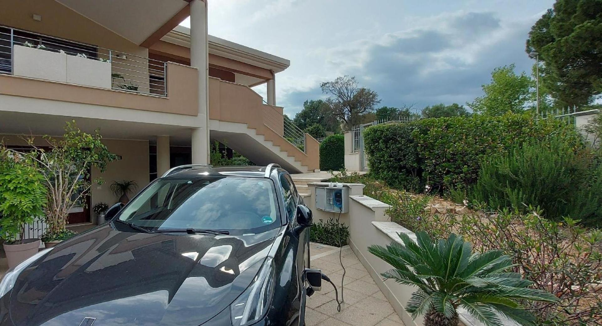 UNABHÄNGIGE UNTERKUNFT IN VILLA mit Garten und eingezäuntem Parkplatz view 3