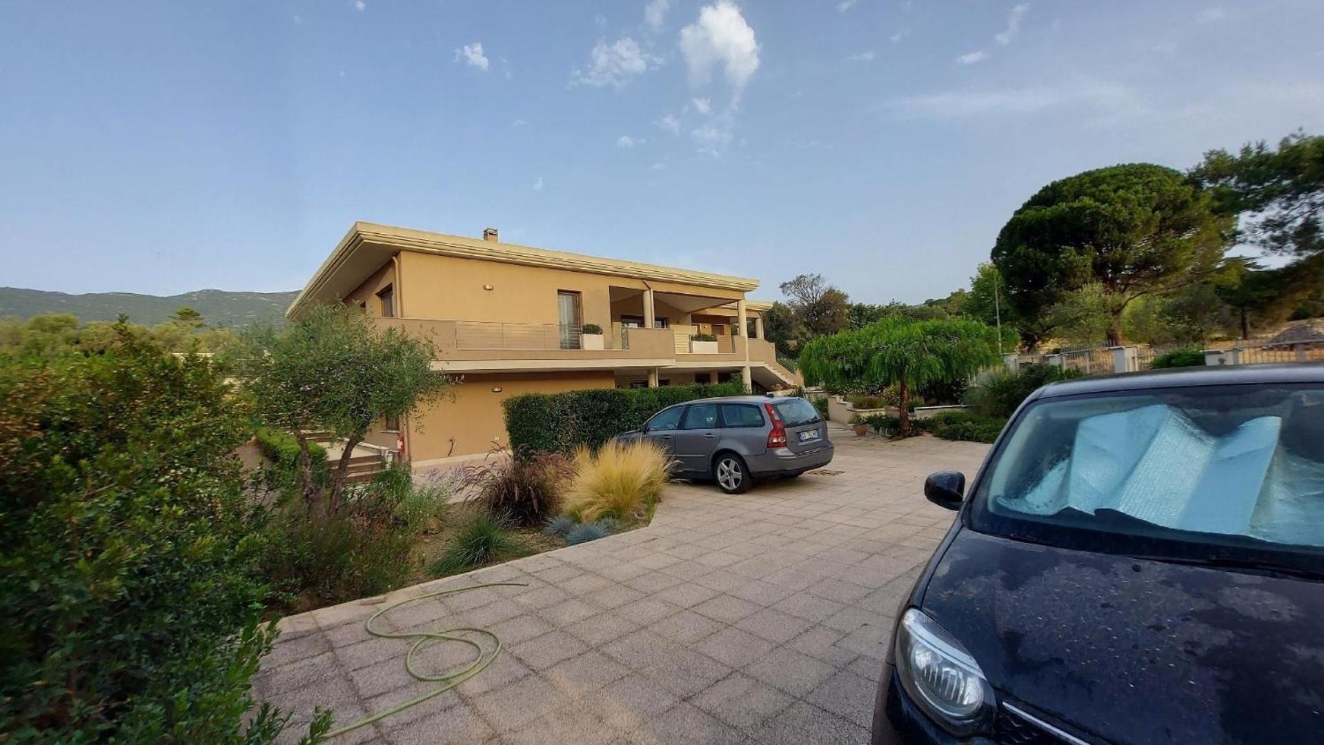 UNABHÄNGIGE UNTERKUNFT IN VILLA mit Garten und eingezäuntem Parkplatz view 4