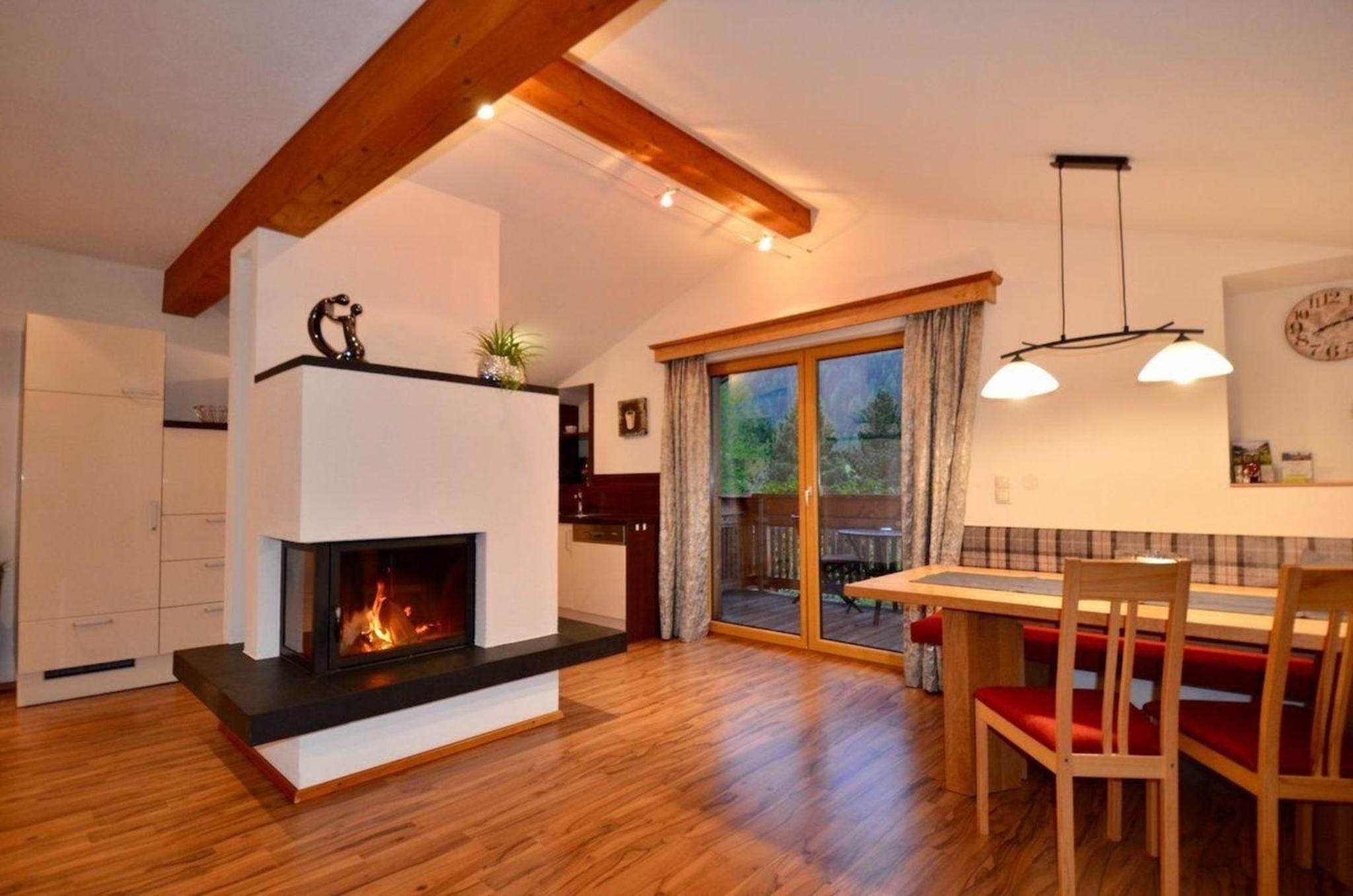 Appartement vor toller Gebirgskulisse mit Kamin