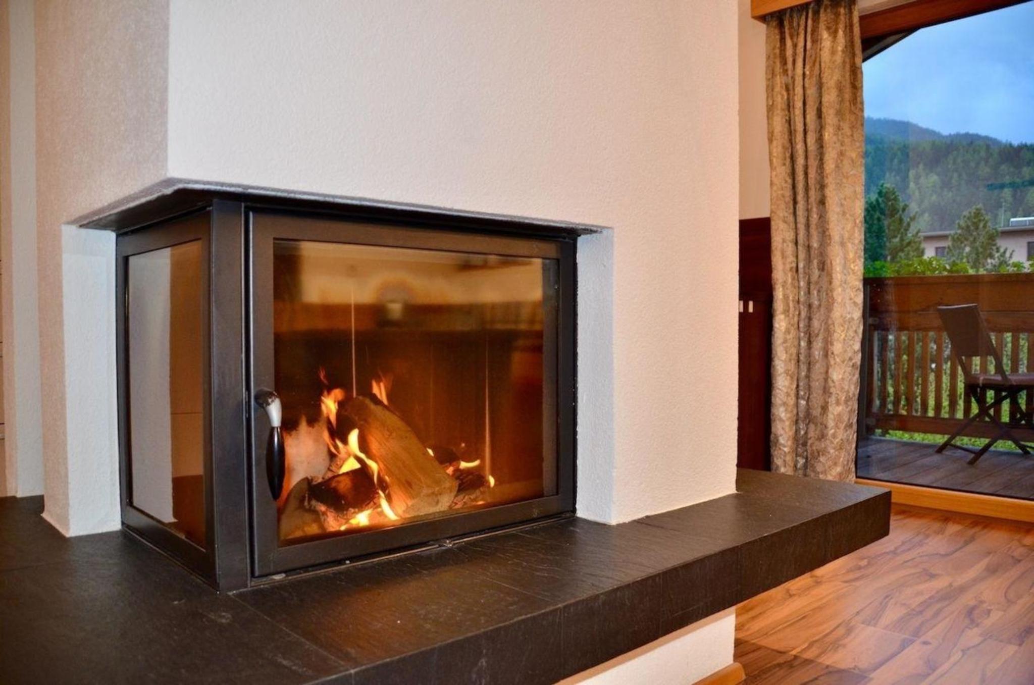 Appartement vor toller Gebirgskulisse mit Kamin