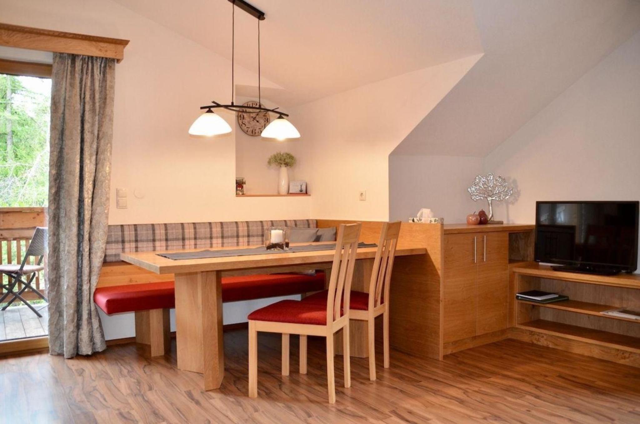 Appartement vor toller Gebirgskulisse mit Kamin