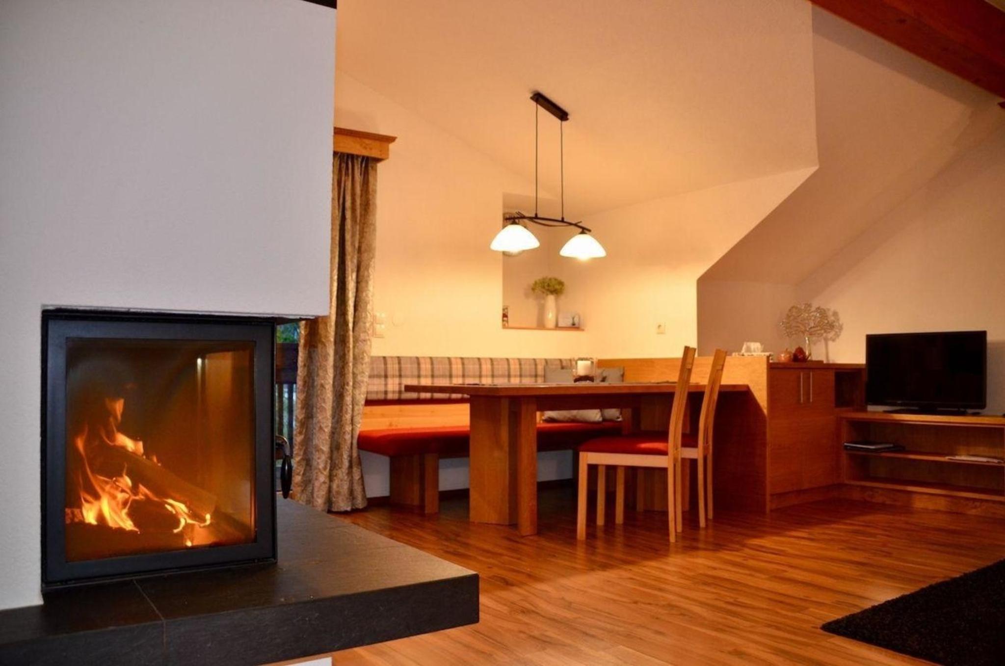 Appartement vor toller Gebirgskulisse mit Kamin