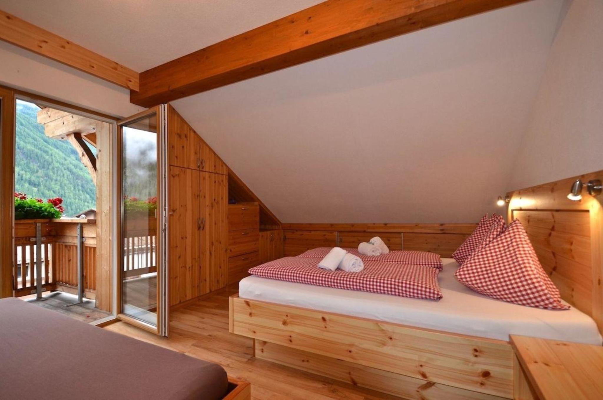 Appartement vor toller Gebirgskulisse mit Kamin