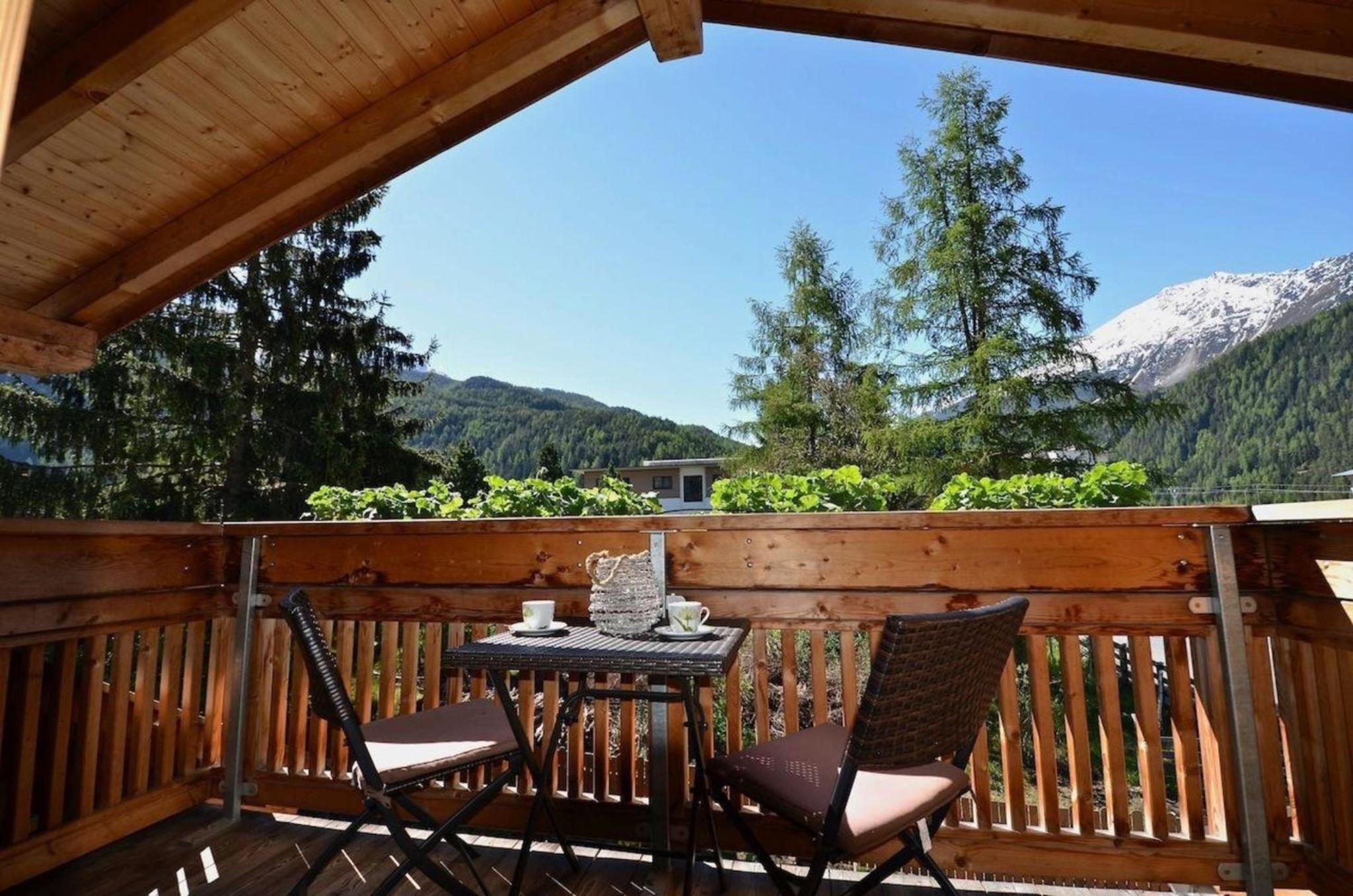 Appartement vor toller Gebirgskulisse mit Kamin