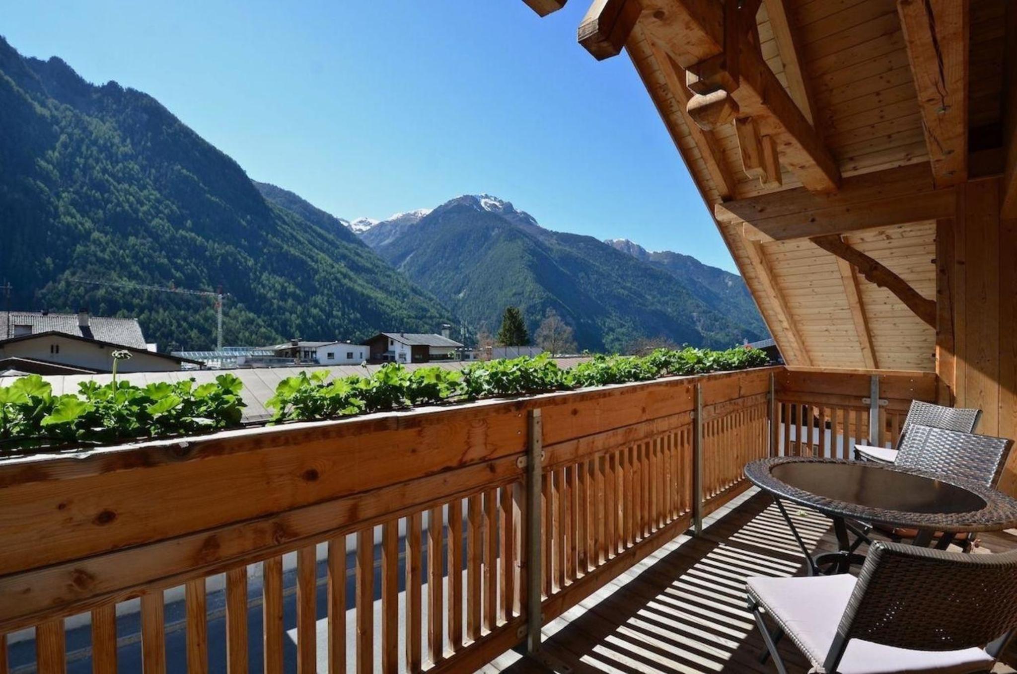 Appartement vor toller Gebirgskulisse mit Kamin