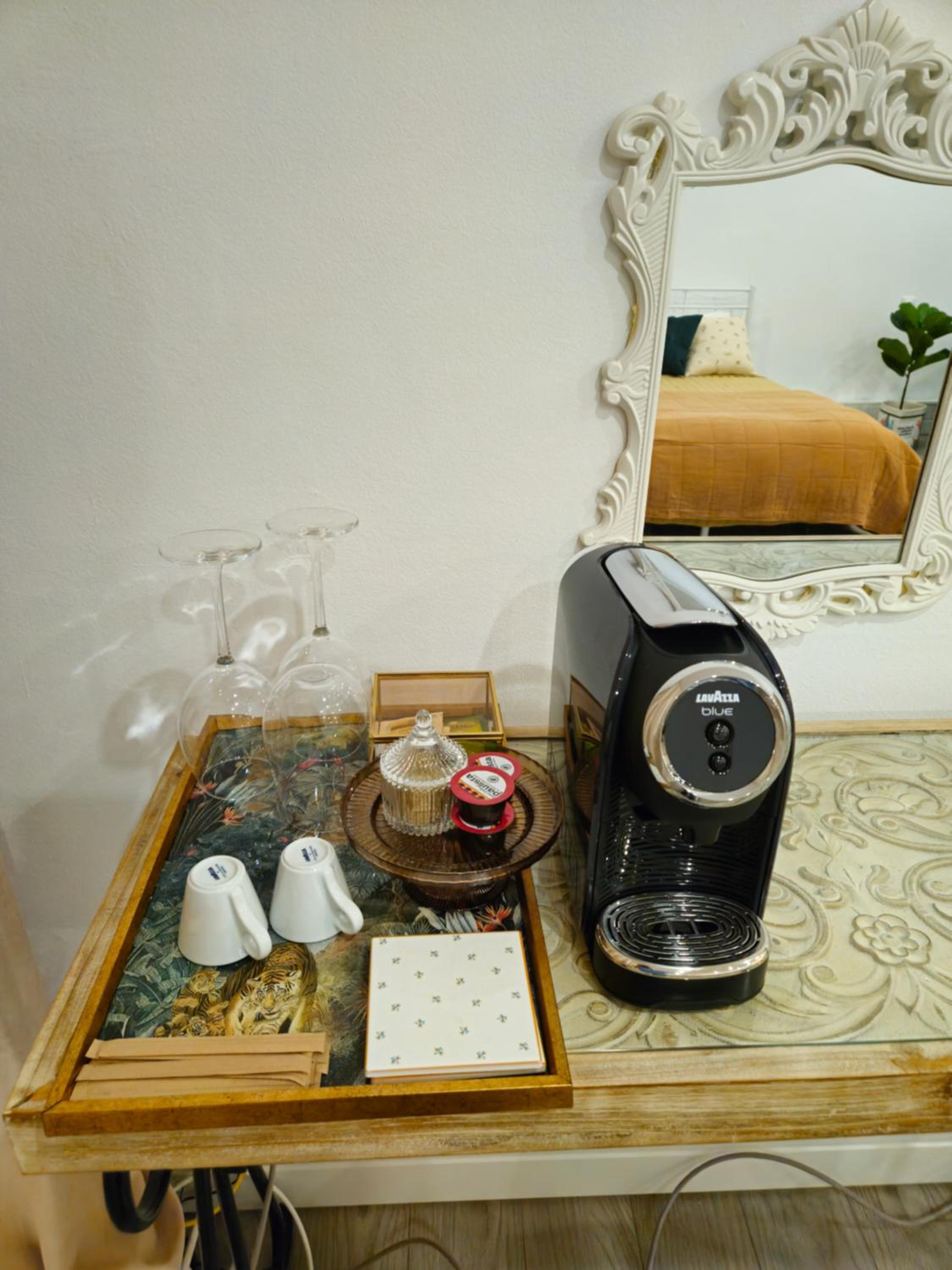 The Bohemian Connection, Rezerva acum studio Ultracentral Spatios si Curat, Scaun Masaj, Ceai, cafea, apa filtru, parcare publica gratuita view 3
