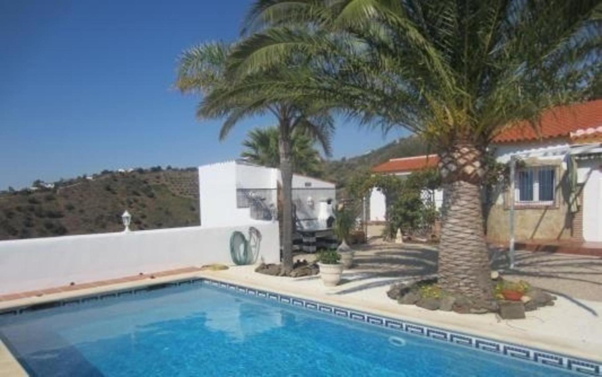 Casa Palmeras In Sayalonga Mit Gepflegtem Garten
