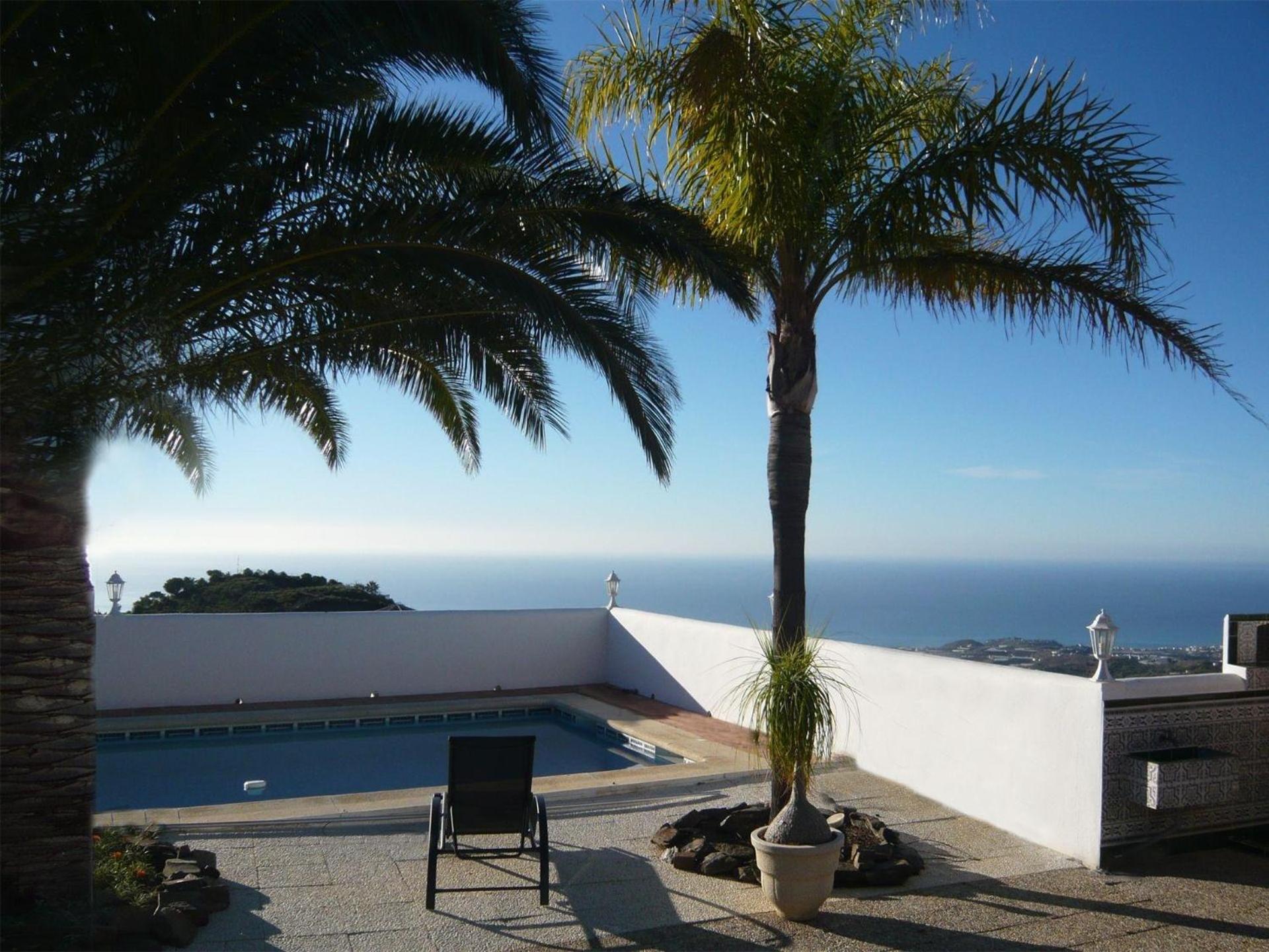 Casa Palmeras In Sayalonga Mit Gepflegtem Garten