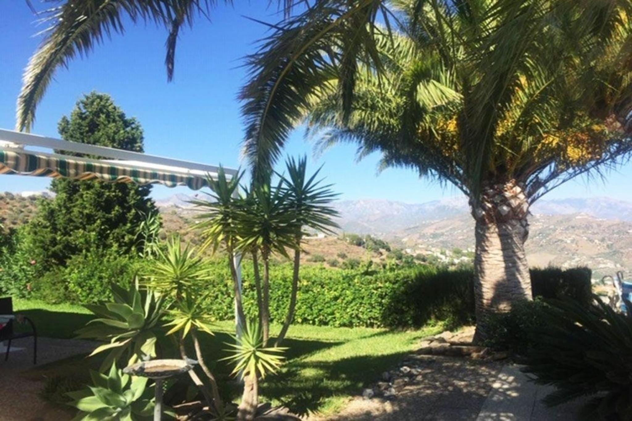 Casa Palmeras In Sayalonga Mit Gepflegtem Garten