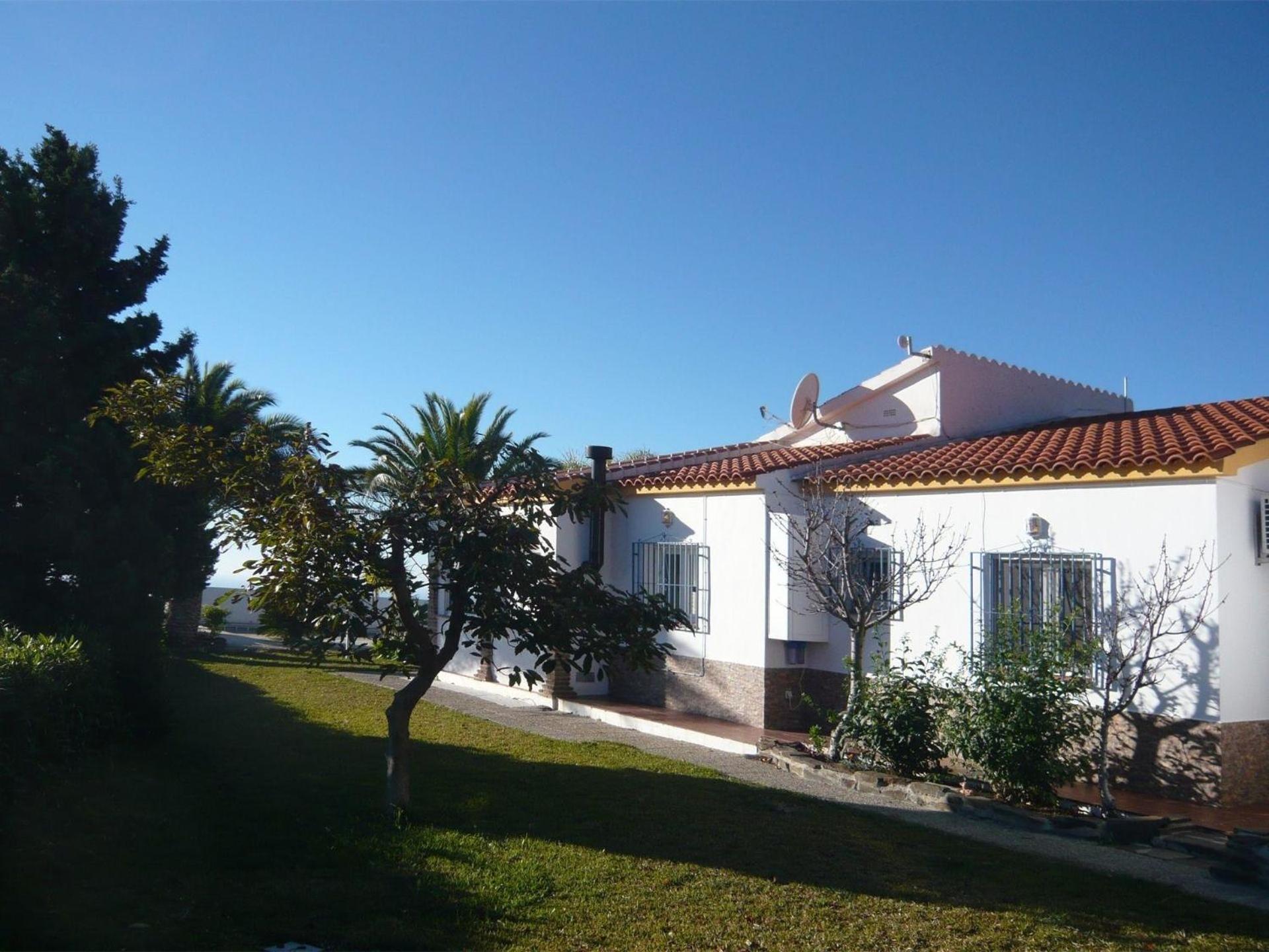 Casa Palmeras In Sayalonga Mit Gepflegtem Garten