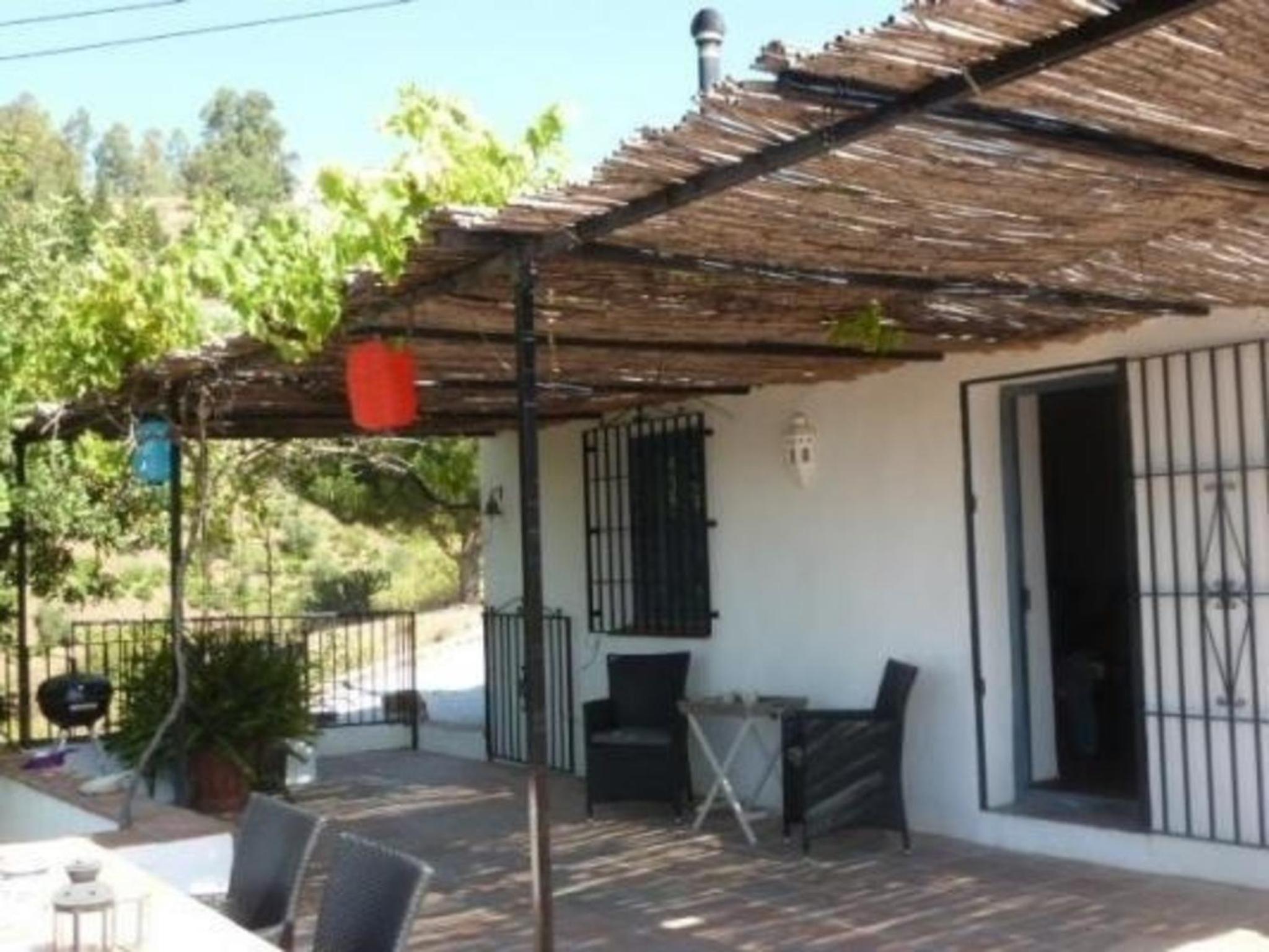 Schönes Ferienhaus in Cmpeta mit Großem Pool