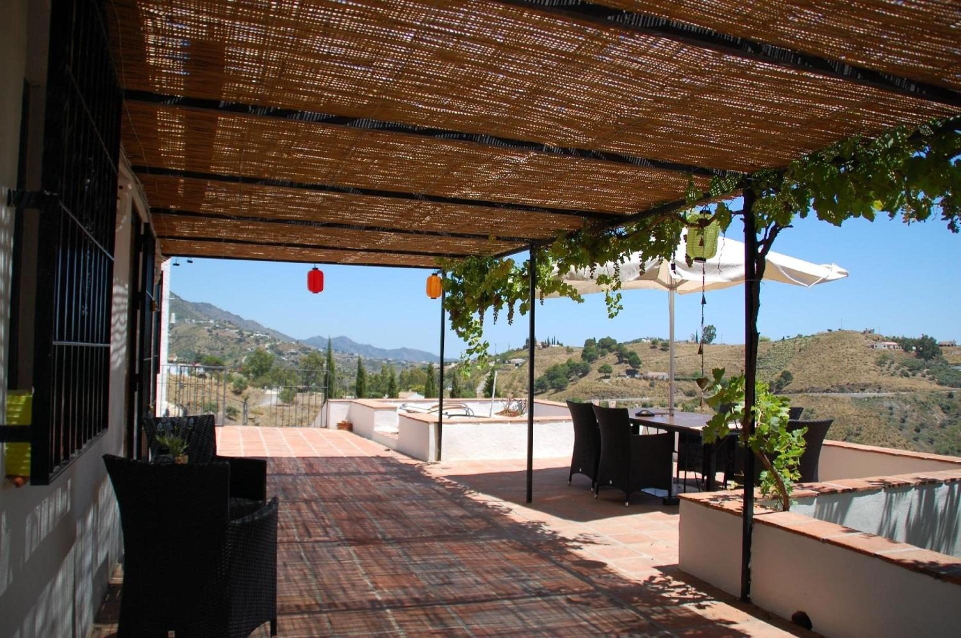 Schönes Ferienhaus in Cmpeta mit Großem Pool