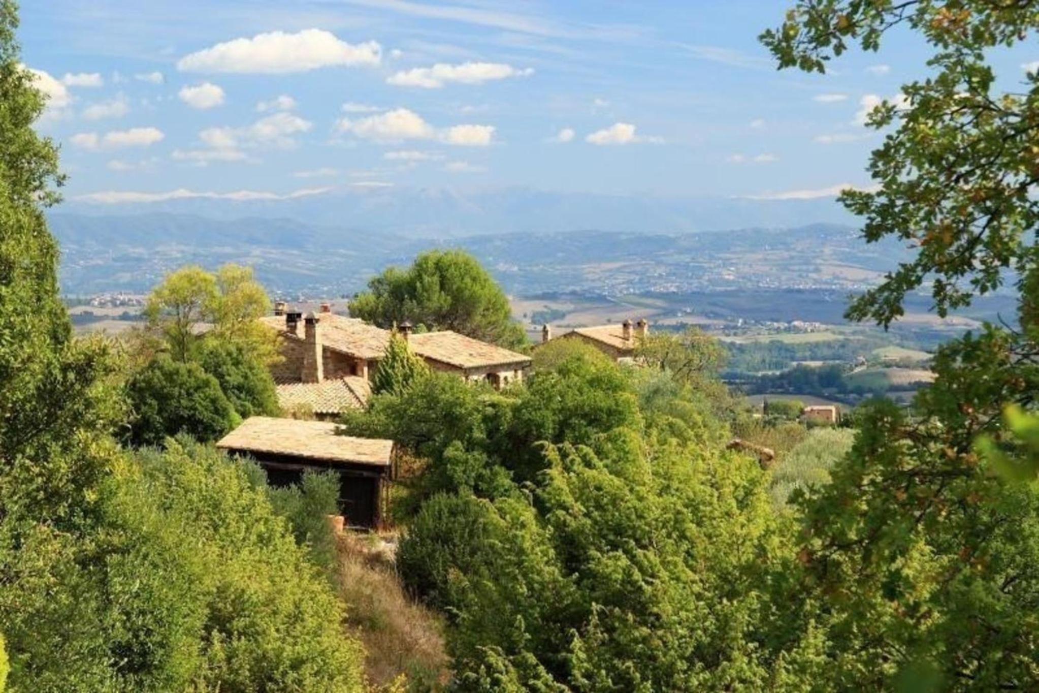 Studio Mit Balkonblick Ins Bergige Grüne view 3