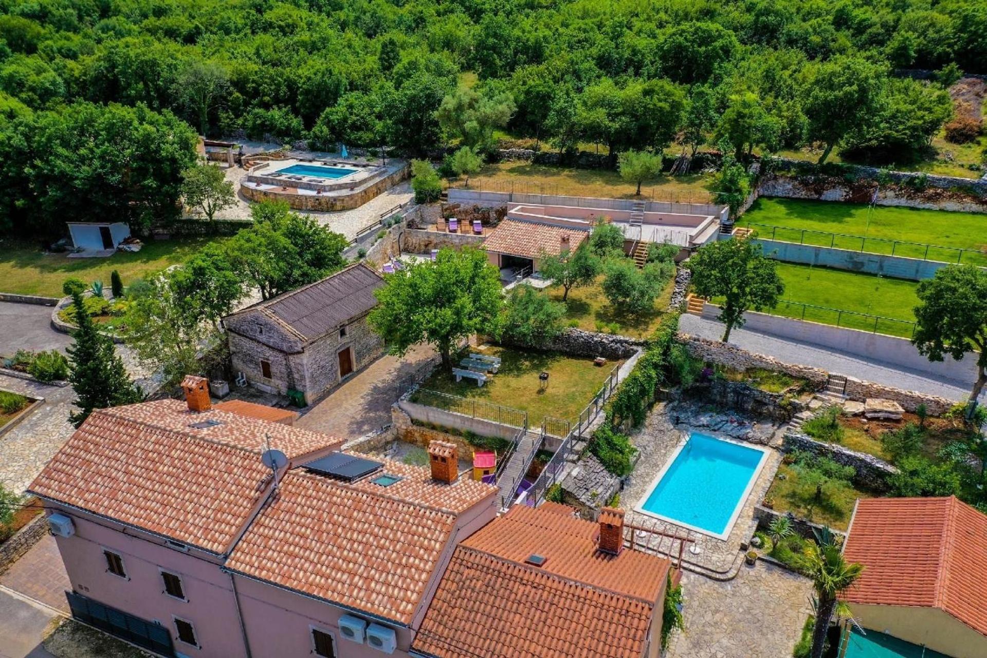Luxusvilla auf geräumigem privaten Eigentum view 3