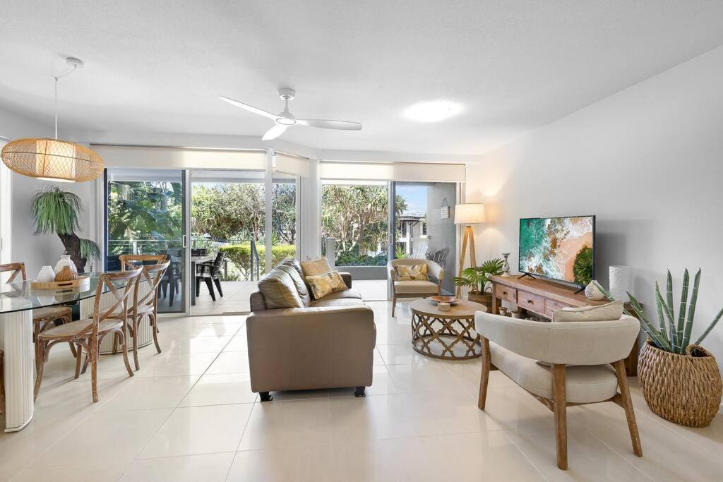The Sunshine Villa 2 Min walk to Village Beach