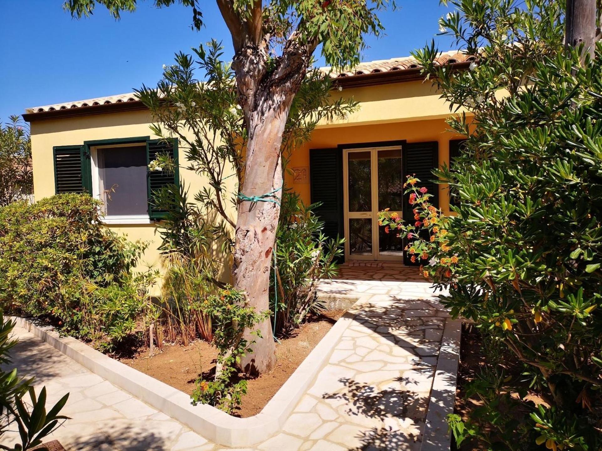 Schöner, neuer und zentraler Bungalow direkt am Sandstrand auf Sizilien photo 1