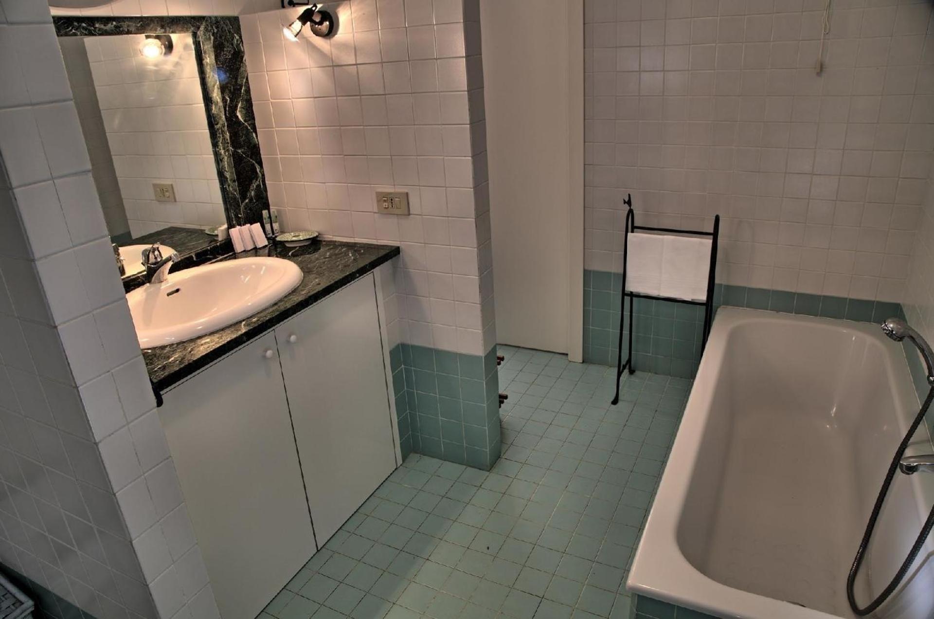Villa Glicini en Ostra — bathroom