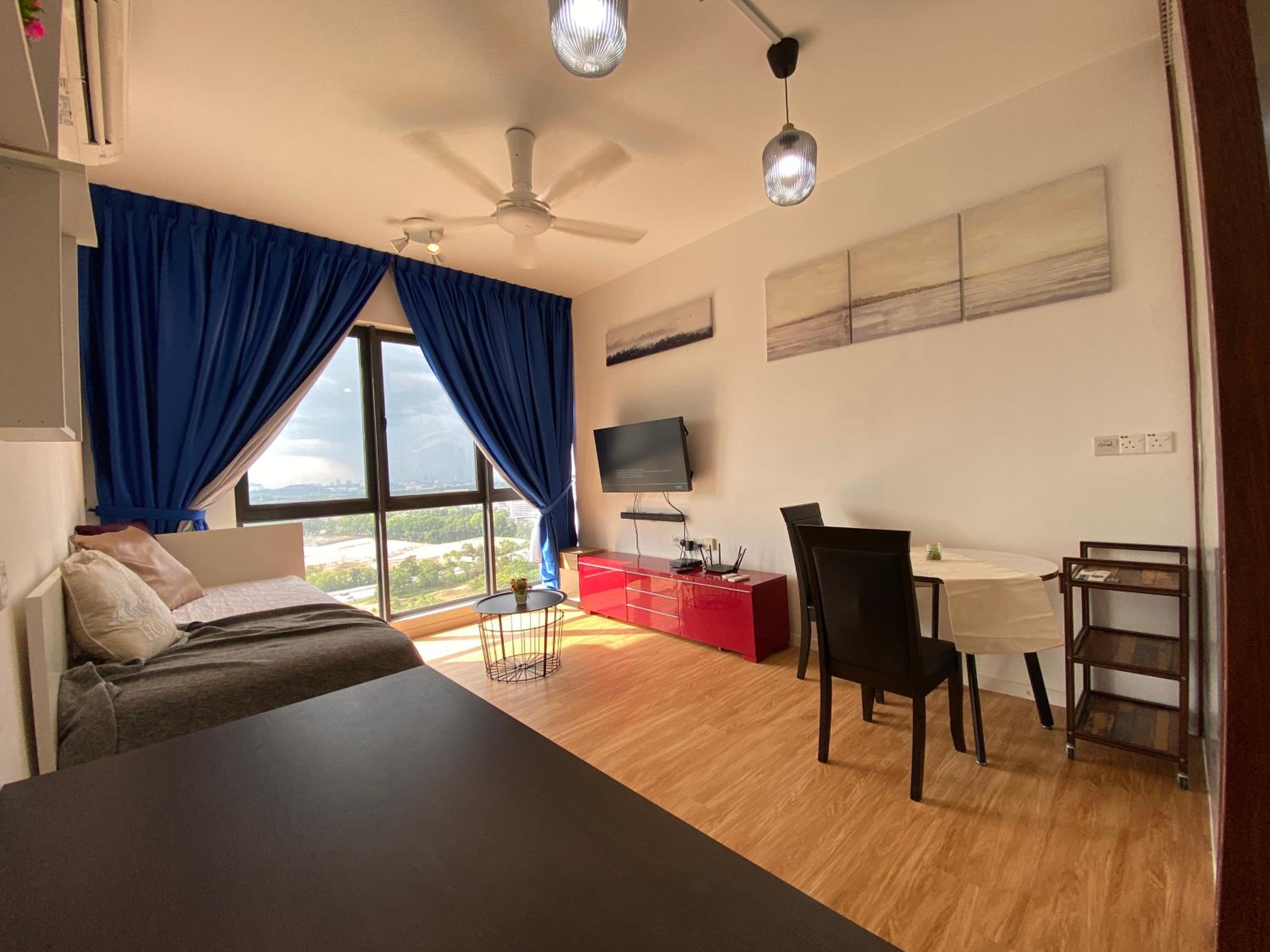 Modern 7-Pax Retreat Steps from IOI City Mall photo 3