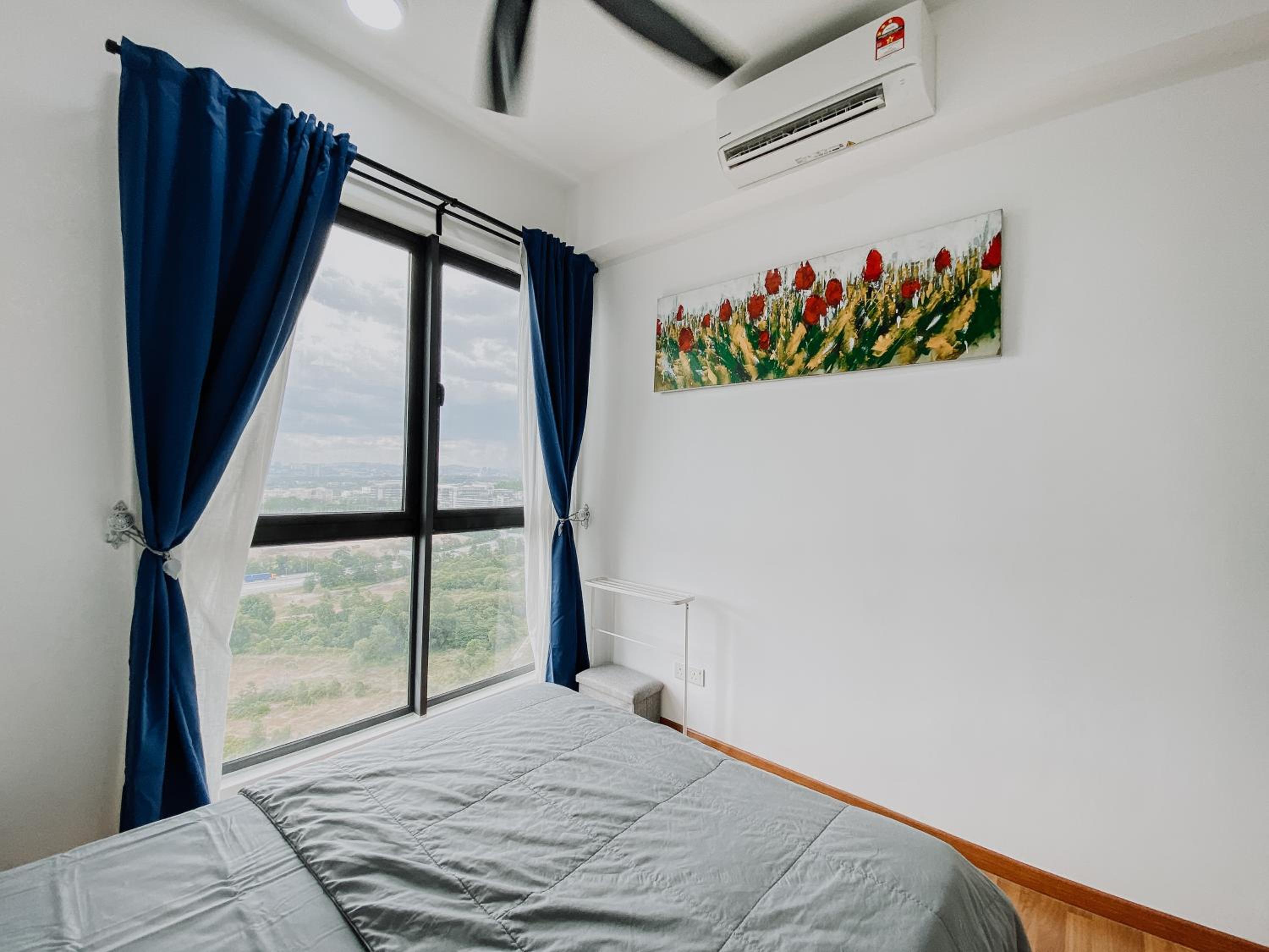 Modern 7-Pax Retreat Steps from IOI City Mall photo 6