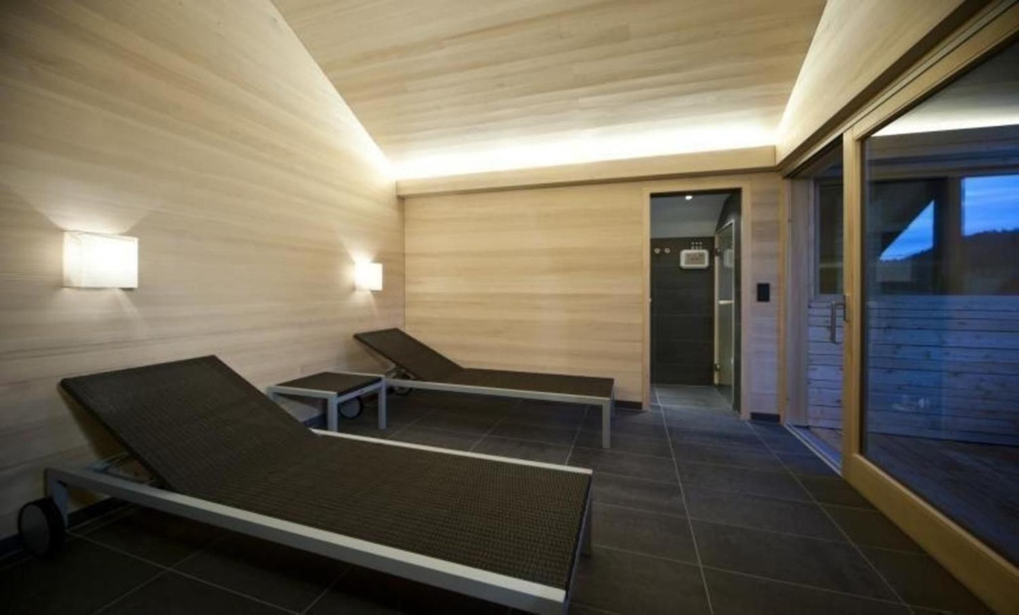 Modernes Holzhaus mit Sauna, Whirlpool und Entspannungsraum