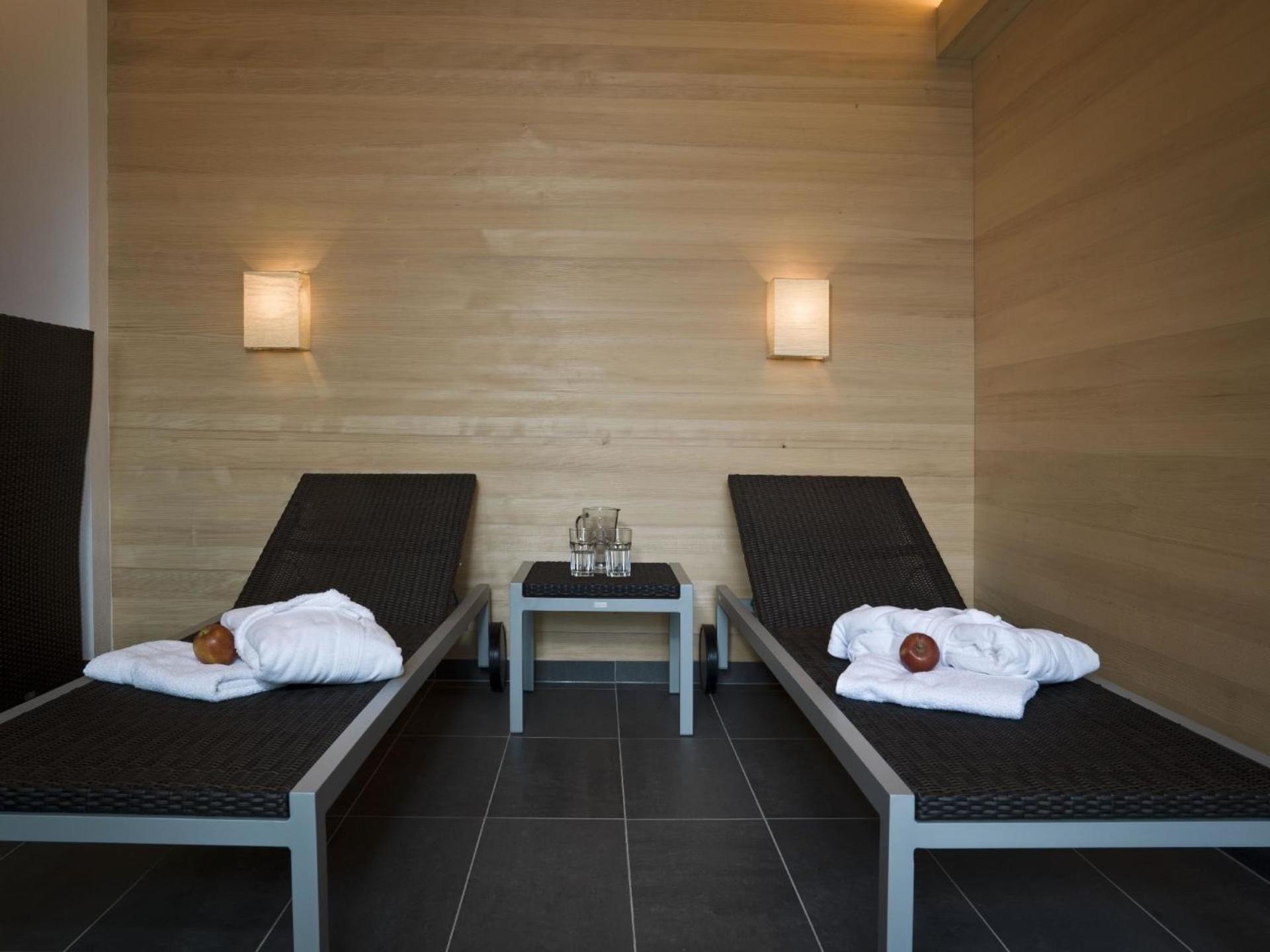 Modernes Holzhaus mit Sauna, Whirlpool und Entspannungsraum