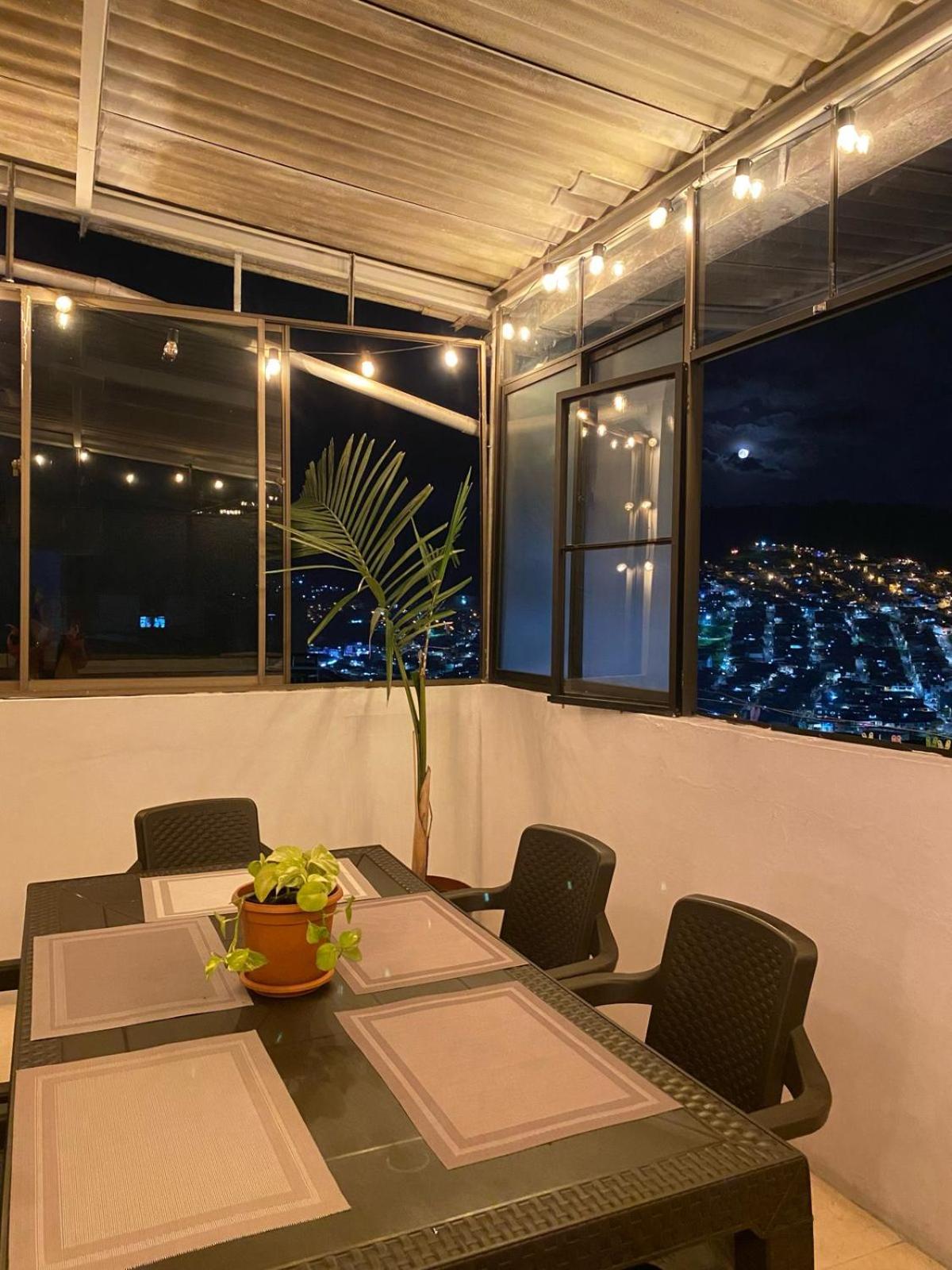 Suite con hamaca y baño privado.