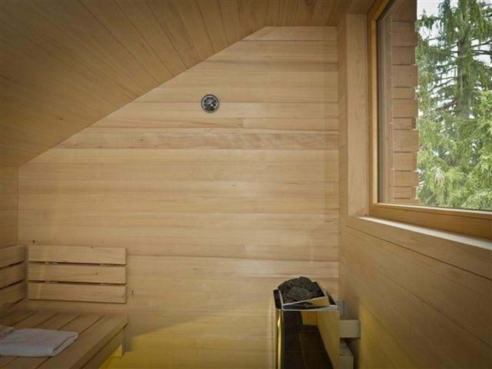 Modernes Holzhaus mit Sauna, Whirlpool und Entspannungsraum