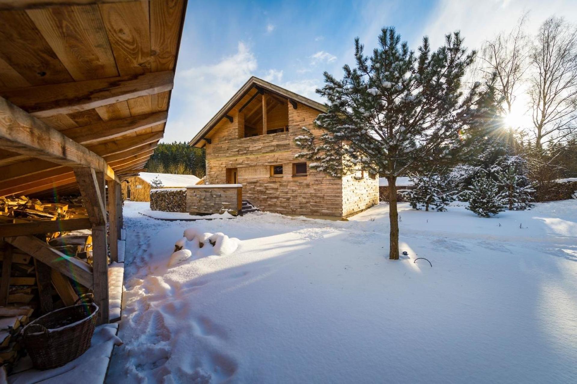 Modernes Holzhaus mit Sauna, Whirlpool und Entspannungsraum