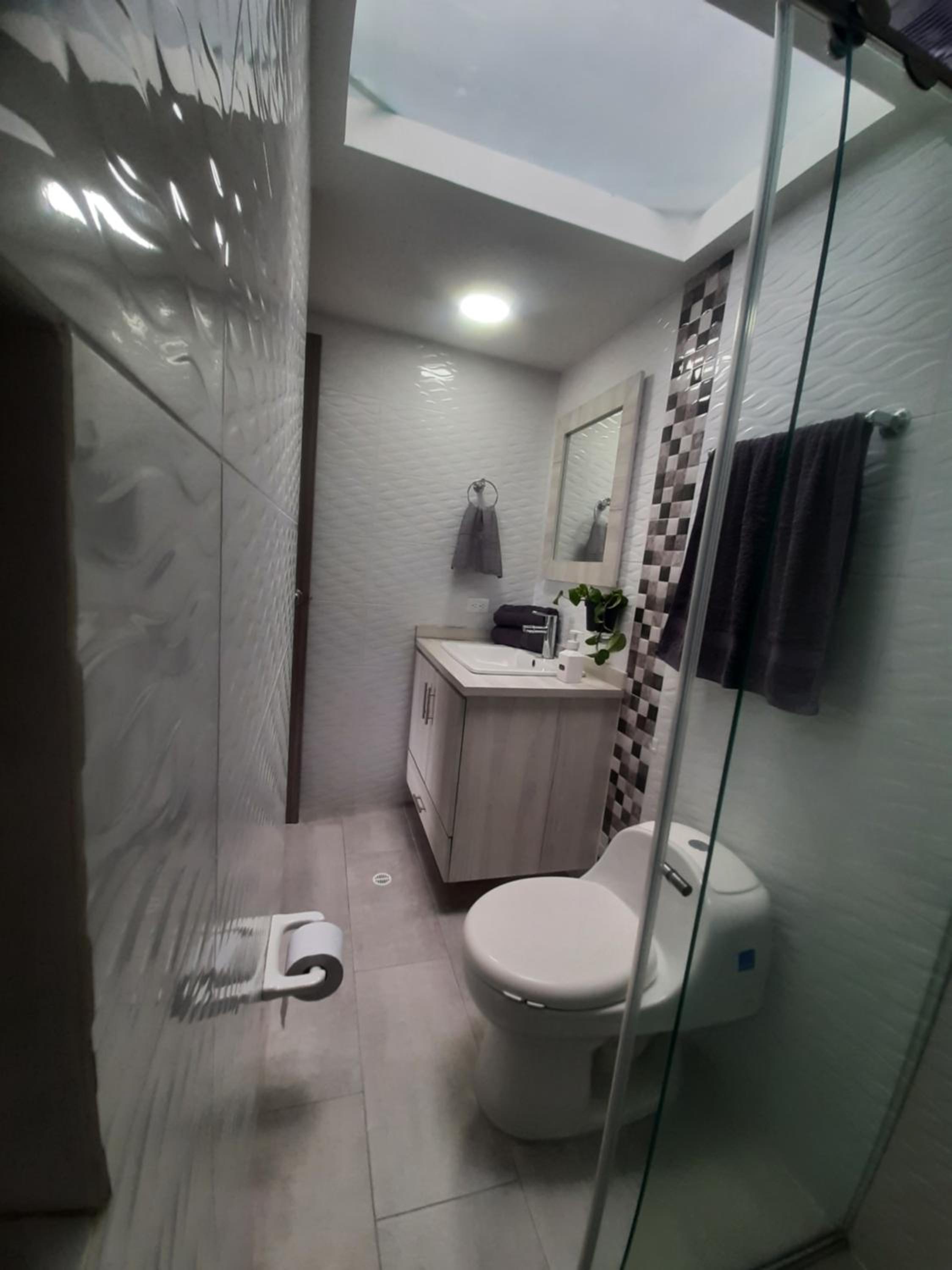 Suite con hamaca y baño privado.