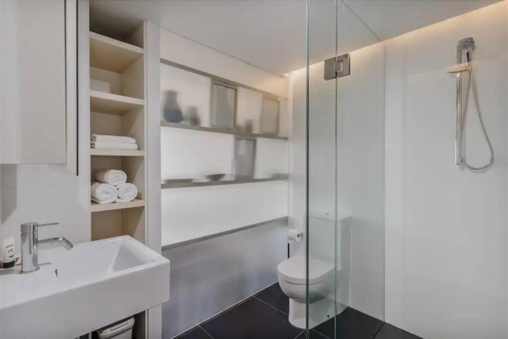 Apartment nestled between Lake Burley Griffin, city and ANU