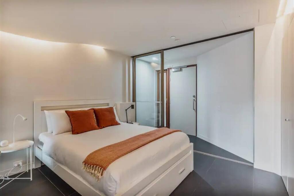 Apartment nestled between Lake Burley Griffin, city and ANU