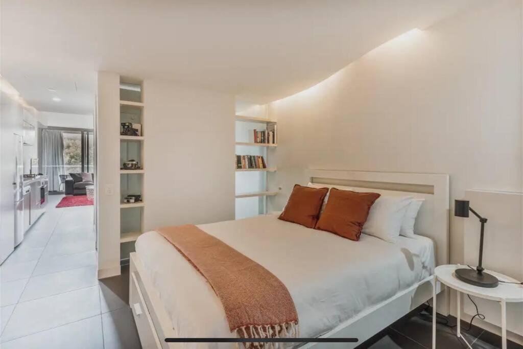 Apartment nestled between Lake Burley Griffin, city and ANU