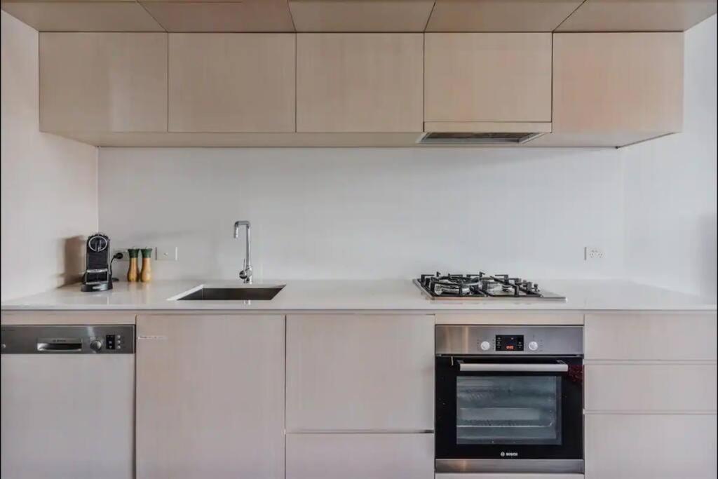 Apartment nestled between Lake Burley Griffin, city and ANU