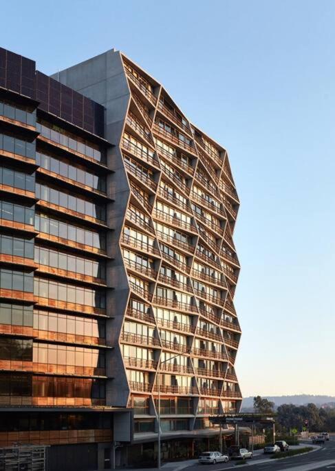 Apartment nestled between Lake Burley Griffin, city and ANU